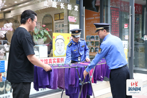 途乐证券 成都城管执法队伍全力做好“五一”假期市容秩序保障