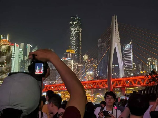 海通众合 20多位在外地工作的荣昌老乡自发众筹 在重庆地标WFC为家乡打Call