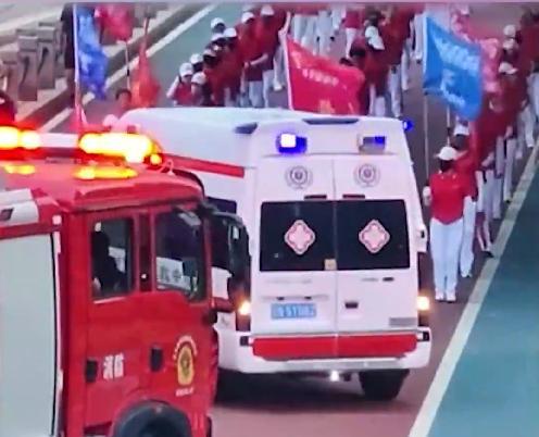恒捷配资 警方回应暴走团占路：个人素质问题