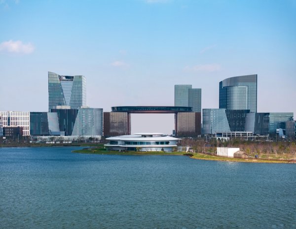 佳禾配资 滴水湖“荣耀之环”明年开放，临港发布绿色建筑地图、City Walk路线